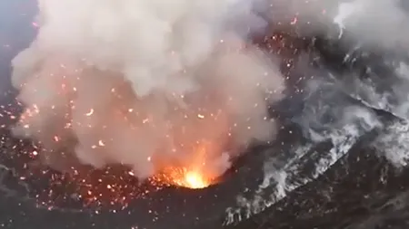 VIDEO SPECTACULOS din craterul unui vulcan care erupe