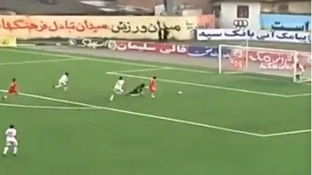 FAZA SĂPTĂMÂNII: Un fotbalist aflat la încălzire a împiedicat marcarea unui gol VIDEO