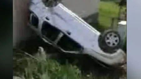 Accident în Cluj. O maşină s-a răsturnat peste o ţeavă de gaze VIDEO