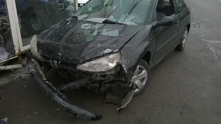 Accident în Cluj-Napoca: Un şofer a distrus un stand de motociclete FOTO