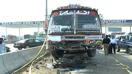 TRAGEDIE în Pakistan: 42 de persoane au murit în urma coliziunii dintre un autocar şi un camion