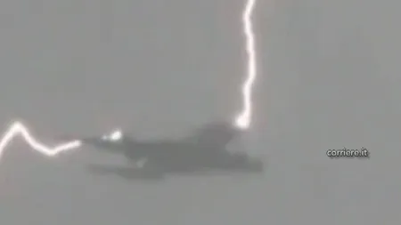 Teroare în timpul unui zbor: Avionul fost lovit de trei fulgere, în timpul unei furtuni VIDEO
