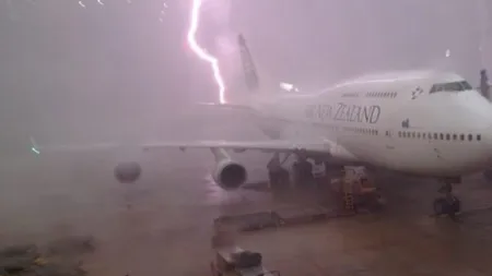 SPECTACULOS: Un avion a fost STRĂPUNS de trăsnet. O persoană a fost rănită