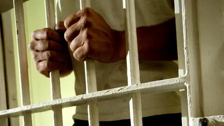 Un român a fost CONDAMNAT la închisoare PE VIAŢĂ pentru că a încercat să ucidă un gardian