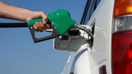 FMI, cu ochii pe România. Ce se va întâmpla după ÎNTÂRZIEREA creşterii accizei la carburanţi