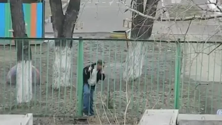 Cum încearcă un beţiv să treacă de un gard VIDEO