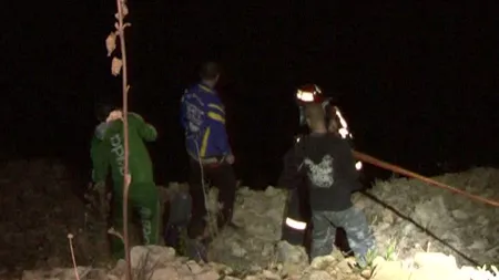 Operaţiune SPECTACULOASĂ de salvare. Trei tineri au căzut zeci de metri într-o râpă VIDEO