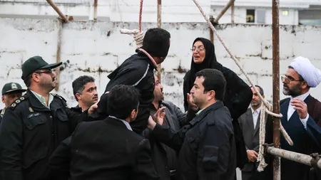 EXECUŢIE PUBLICĂ în IRAN. Gestul INCREDIBIL făcut de o mamă către ucigaşul fiului său VIDEO