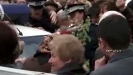 Scene uluitoare de sărbătoarea Floriilor, la o Biserică din Cluj: Credincioşii s-au bătut pentru icoane gratis