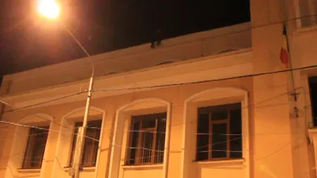 Protest extrem al unui interlop din Bârlad, nemulţumit că poliţiştii l-ar hărţui