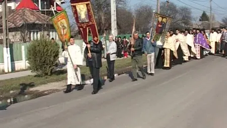 IZVORUL TĂMĂDUIRII. Mii de credincioşi, în pelerinaj la mănăstiri. Oamenii s-au călcat în picioare la Nucet