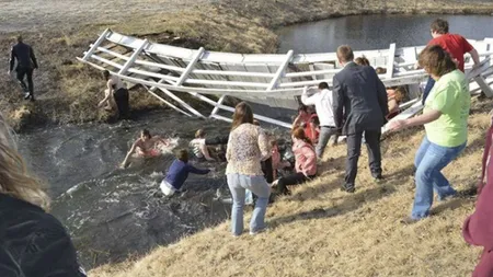 Un bal de absolvire de neuitat: Liceeni au intrat... la apă FOTO