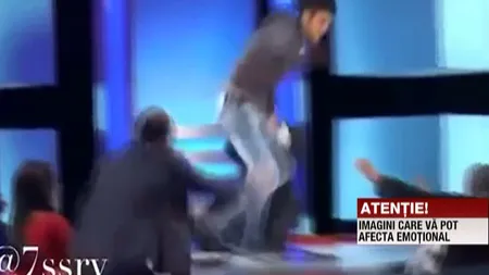 Şi-a LOVIT MAMA cu piciorul, în direct, la televiziune VIDEO