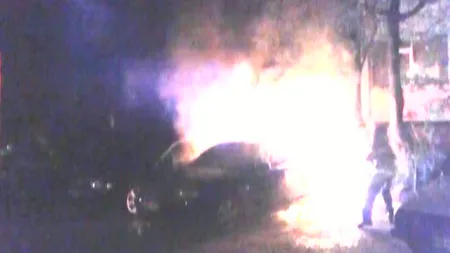 Prăpăd într-o parcare din Galaţi. Două maşini au fost incendiate VIDEO