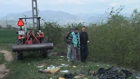 Pericol biologic la Alba Iulia. Sute de deşeuri medicale aruncate pe câmp, la întâmplare VIDEO