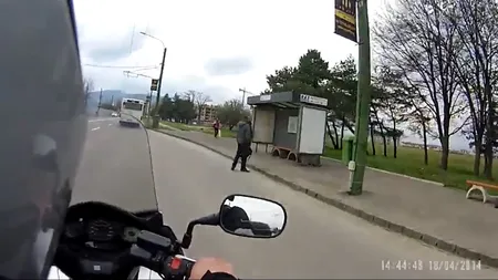 Gestul unui MOTOCICLIST din BRAŞOV a uimit PLANETA: Şoferul autobuzului îi închide uşa în nas unui om VIDEO