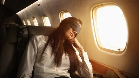 Întâmplare de GROAZĂ în avion: O femeie a fost pipăită pe sâni de un alt pasager în timp ce dormea