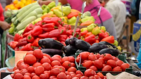 Peste 12 tone de legume şi fructe fără documente de provenienţă, confiscate de poliţişti