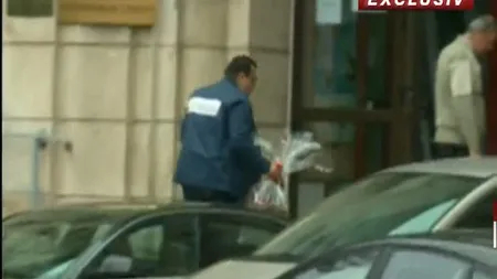 Bugetarii din ministere, cinstiţi cu plocoane şi cadouri în preajma Paştelui VIDEO CAMERA ASCUNSĂ