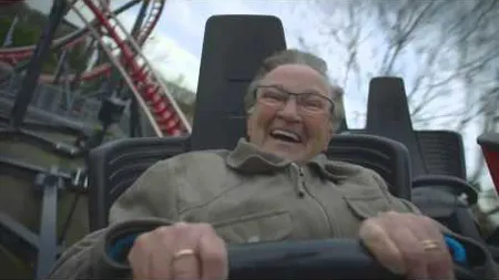 VIDEO: Bunicuţă de 78 de ani, pentru prima oară în roller coaster