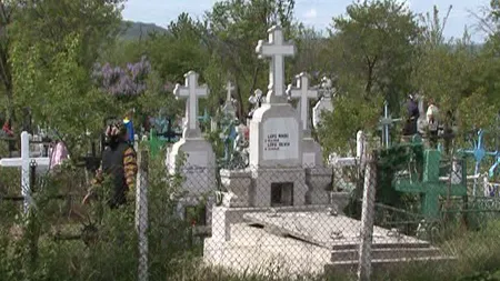 Scandal în biserică, din cauza taxelor prea mari. Oamenii RENUNŢĂ să mai facă slujbă la mormânt VIDEO