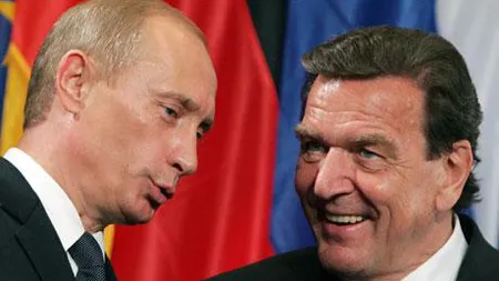 Fostul cancelar german Gerhard Schroeder, criticat după o îmbrăţişare cu Vladimir Putin