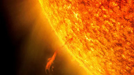 Patru erupţii solare puternice produse în ultimele zile dintr-o pată solară de dimensiunea lui Jupiter