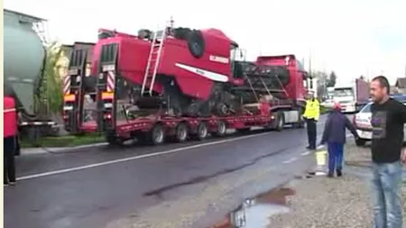 Rezervorul unui tir s-a spart într-un accident. Localnicii au sărit cu găleţi să recupereze motorina VIDEO