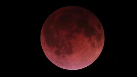 Eclipsa totală de Lună: Imagini spectaculoase cu 