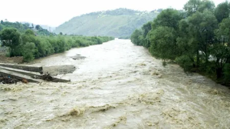 Încă o victimă a inundaţiilor. Un cioban dispărut de cinci zile a fost găsit ÎNECAT în râul Doamnei