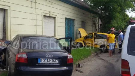 Accident violent în Timişoara. Cele două maşini implicate au fost aruncate în zidul unei case