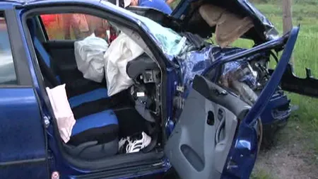 Trei persoane, printre care şi o gravidă, la spital după ce un şofer a derapat cu maşina într-o curbă VIDEO