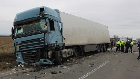 Accident în Arad. Trei persoane, rănite în urma coliziunii dintre un TIR şi un autoturism