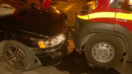 Accident grav la Constanţa: Ambulanţă SMURD, lovită în plin la semafor FOTO