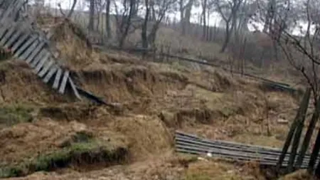 Alunecări de teren în Vaslui. Un drum judeţean a fost afectat