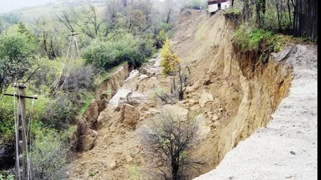 Pământul a luat-o la vale. Zeci de oameni, sub cerul liber din cauza alunecărilor de teren