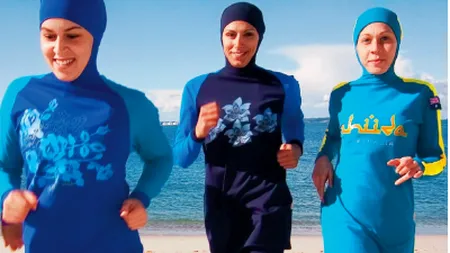 Musulmanii le vor pe femei ÎMBRĂCATE şi la PLAJĂ. Ce păţesc cele care nu se supun