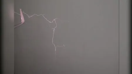 Clipe de groază pentru mai mulţi pasageri: Avionul a fost lovit în plin de un fulger, în timpul zborului VIDEO