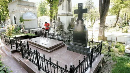 Apariţie incredibilă în Cimitirul Bellu. Femeile în vârstă sunt urmărite printre morminte