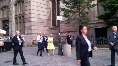 JOE BIDEN şi soţia lui, la plimbare prin Centrul Vechi al Capitalei - VIDEO