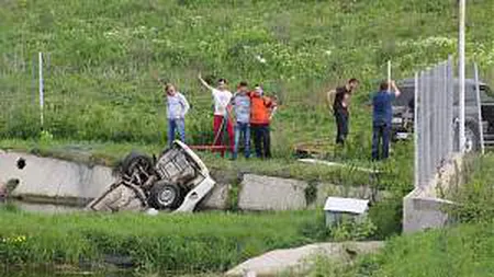 Tineri din Botoşani au aruncat un BMW de pe un deal într-un iaz, aşa cum au văzut în filme VIDEO