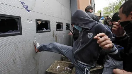 Noi VIOLENŢE în Ucraina. Manifestanţii proruşi au luat cu asalt sediul poliţiei din Odesa