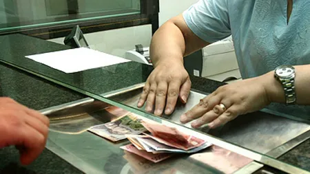 Asistenţii unui spital din Buzău au luat CREDITE FALSE în numele unor pensionari