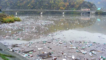 Golful Cerna e poluat cu deşeuri, resturi menajere şi PET-uri