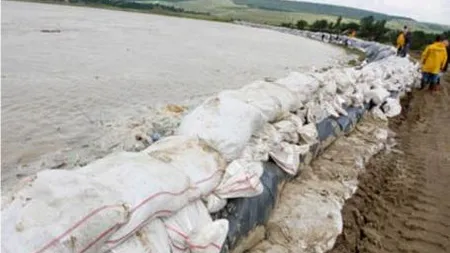 Sătenii unei comune din Argeş şi-au furat propriul dig de protecţie împotriva inundaţiilor