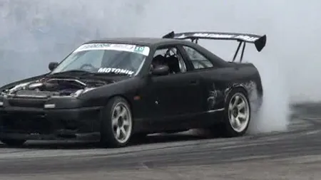 Drifturi în curtea şcolii. Elevii au fost lăsaţi fără teren de sport VIDEO