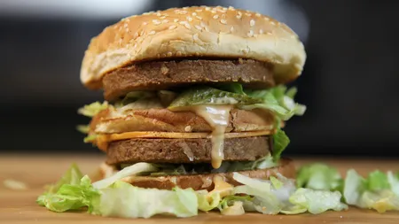 PARIU NEBUN. A mancat O LUNĂ doar la McDonald's. Cum arată după ce a consumat 80.000 DE CALORII