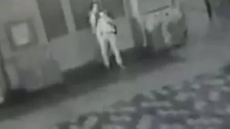 Jaf incredibil în Londra: Hoţul şi-a strâns victima de gât până când a leşinat VIDEO