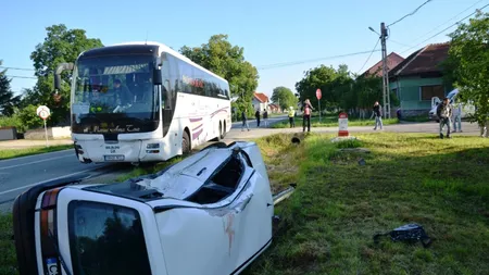 Maşină în care se aflau doi copii, lovită de un autocar. Unul a murit, altul se află în stare gravă