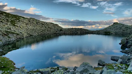 Lacul Albastru, singurul lac din România care îşi schimbă culoarea în funcţie de lumină